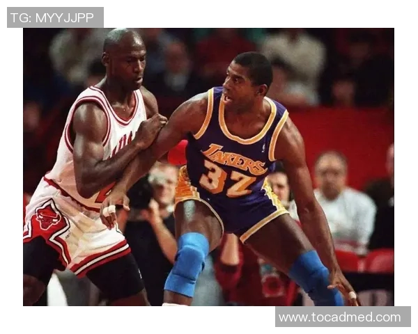 足球明星与篮球传奇乔丹同框合影展现体育巨星的友谊与魅力